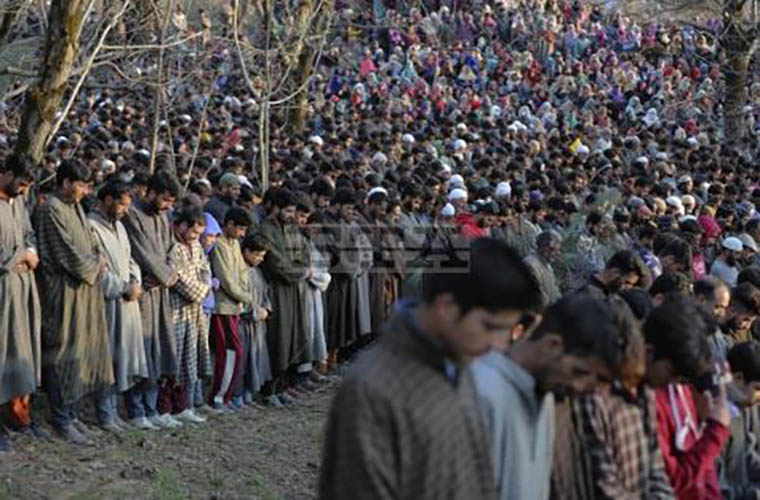 Kashmiris largely attend funeral