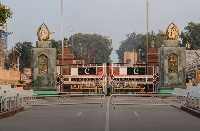 Pakistan extends border closures