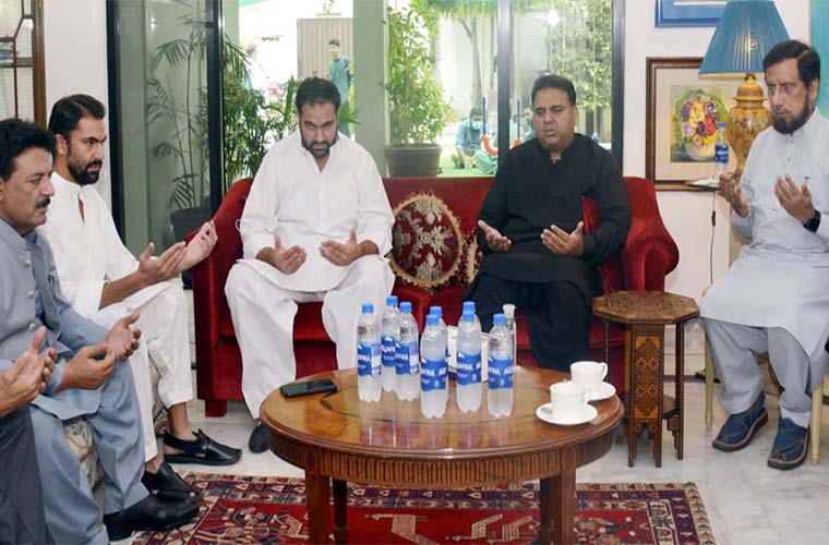 Information Minister visits residence of Arif Nizami for condolences