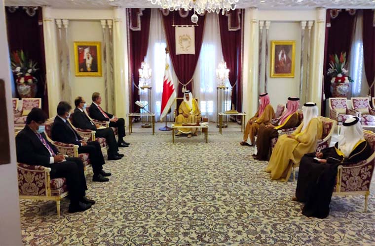 Foreign Minister of Pakistan calls on Bahrain King