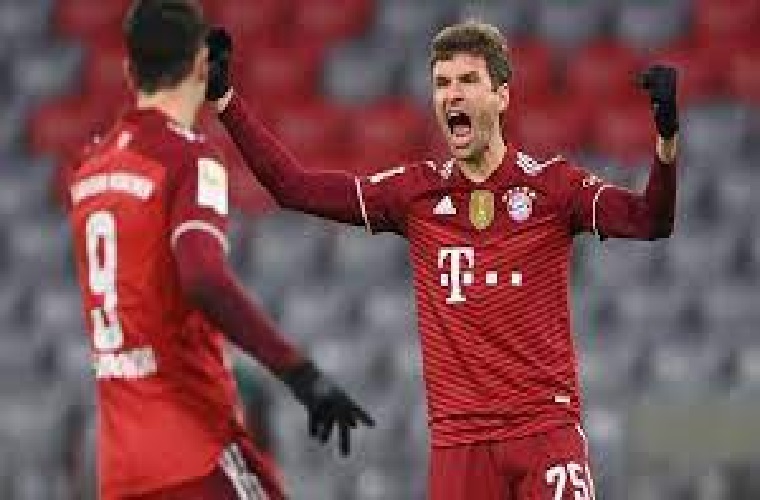Mueller scores in 400th game as Bayern crush Wolfsburg